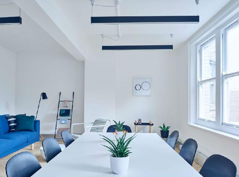 藍色與白色組合的餐廳